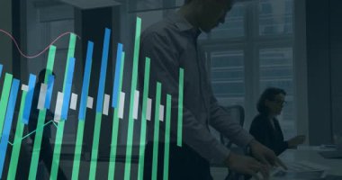 Yarısaydam bar tablosu ortaya çıkarken, erkek raporları değiştiriyor ve iş verileri üzerinde işbirliği yapıyor. İş analizleri, veri görselleştirme, takım çalışması, dijital arayüz, profesyonel ayar, şirket, modern ofis