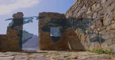 Antik harabelerde açılıyor, küresel veri akışını gösteren parlayan düğümlerle dijital dünya haritasını örtüyor. Miras, teknoloji, bağlantı, mimari, manzara, multimedya, görselleştirme