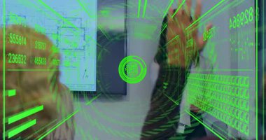 Kadın sunucu şirket brifingi sırasında uzaktan güncelleme planı verisi ile AR 'ı etkinleştiriyor. Teknoloji, yenilik, veri görselleştirme, işbirliği, fütüristik, profesyonel, dijital