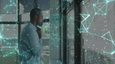 Ofiste çenesini tutan bir işadamı, dönen harita analizini başlatıyor. Şirket, yenilik, teknoloji, ağ, dijital, bağlantı, fütüristik