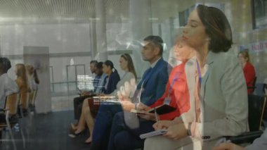 Kodları zayıflayan ve animasyon küresel ağ örtüsü oluşturan iş adamları. İşbirliği, yenilik, teknoloji, dijital, analitik, girişim, iletişim