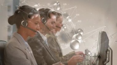 Merkez ajanlarının etrafında ağ grafikleri oluştururken ön ajan kulaklık takıyor. İşbirliği, iletişim, teknoloji, takım çalışması, bağlantı, profesyonel, modern