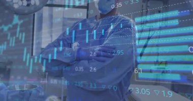 Cerrahların eldiven takması ve ayarlamaları ameliyata hazırlanırken mavi finansal veri tabloları ortaya çıkıyor. Tıbbi, profesyonel, steril, klinik, analitik, hassas, modern