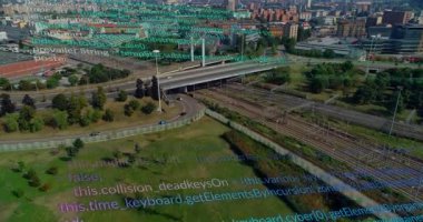 İHA planörleri, veri içgörüsü için otoyol rampası ve raylarda kaydırma kodunu tetikliyor. Hava, altyapı, modern, veri, ulaşım, şehir manzarası, kentsel