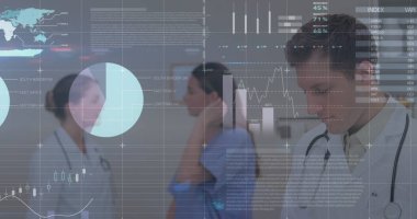 Hastane koridorunda beyaz önlük ve steteskop giyen erkek doktorların dosyalarını inceliyorum. Tıbbi, teknoloji, sağlık, yenilik, analiz, profesyonel, teşhis