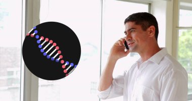 Beyaz gömlekli konuşan adam ofis penceresinde akıllı telefon tutuyor, DNA sarmalı, kopyalama alanı var. Profesyonel, iş, teknoloji, iletişim, kurumsal, yenilik, modern