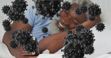 Yatak odasında virüs parçacıklarıyla akıllı telefonu izlerken koluna destek veren son sınıf öğrencisi dinleniyor. Rahatlama, sağlık, teknoloji, konfor, refah, dijital, yaşam tarzı