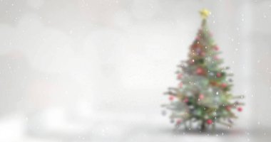 Beyaz oturma odasında süslerle ve yıldız süsüsüyle dikilen Noel ağacını göstermek, kopyalama alanı. Şenlik, bayram, kutlama, kış, rahat, mevsimsel, aydınlatma