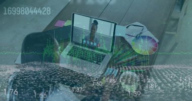 İşbirlikçi kadın renk çarklı dizüstü bilgisayar kullanıyor, evde renkli kalemler, zaman damgalı. Yaratıcı, takım çalışması, dijital, modern, üretkenlik, tasarım, yenilik