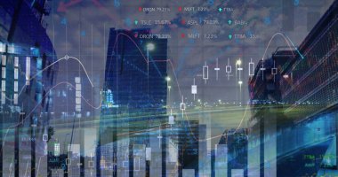 Camdan gökdelenler, gece boyunca parlayan haritalar ve şamdan verileri gösteriyor. Kentsel, gökdelenler, veri görselleştirme, gece manzarası, finansal, dijital, modern