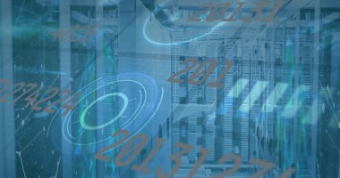 Veri merkezinde holografik sayısal örtüleri gösteren sunucu rafları gösteriliyor, LED durum ışıkları. Teknoloji, ağ, dijital, yenilik, fütüristik, otomasyon, altyapı