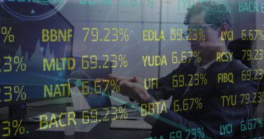 Çizelge analistini laptopta çift monitörle, kahveyle, fotokopi aletiyle inceliyorum. Teknoloji, finans, veri, analitik, çalışma alanı, profesyonel, modern