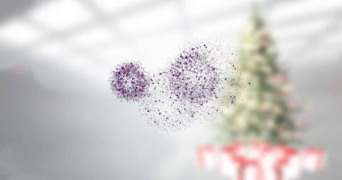 Süslü Noel ağacı ve paketlenmiş hediyelerle büyük odada yüzen ikiz mor parçacık küreleri. Soyut, dijital, aydınlık, şenlikli, çevresel, modern, kutlama