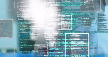 Ofiste yakalı gömlekli bulanık bir adam görülüyor. Şifreli ve parlak kutuları var. Teknoloji, programlama, yazılım geliştirme, dijital çalışma alanı, kodlama, yenilik, profesyonel