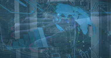 Veri merkezindeki sunucu rafındaki ethernet kablolarını dijital kaplamayla bağlayan teknisyen. Teknoloji, bağlantı, veri, altyapı, dijital, ağ, yenilik