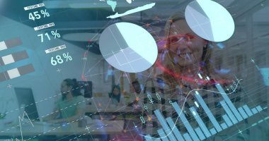 İş elbisesi ve gözlüklü gülümseyen olgun bir kadın ofiste holografik veri örtülerini sunuyor. İşbirlikçi, analitik, dijital, takım çalışması, profesyonel, modern, görselleştirme