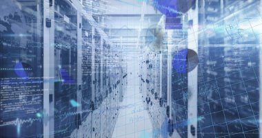 Veri merkezindeki koridora kadar uzanan koridor, sunucu rafları, yanıp sönen LED 'ler, ağ kabloları. Teknoloji, altyapı, siber güvenlik, dijital, gelecekçi, veri, kesinlik