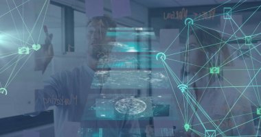 Toplantı odasındaki cam üzerine yapışkan notlarla holografik ağ haritaları çiziyor. Yenilik, takım çalışması, teknoloji, beyin fırtınası, iletişim, kurumsal, dijital