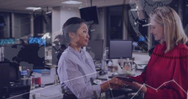 Kırmızı bluzlu bir iş kadını. Ofisteki çizgili gömlekli meslektaşına tablet veriyor. Monitörlü. Profesyonel, işbirliği, modern, çalışma alanı, şirket, takım çalışması, iletişim