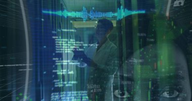 Veri merkezinde tablet tutan veri mühendisi, sunucu rafları ve holografik örtülerle analiz ediliyor. Teknoloji, yenilik, fütürizm, siber güvenlik, dijital, analitik, işbirliği