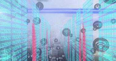 Şehir merkezindeki çatılarda yarı saydam siyanür kırmızısı sütunlar ve harita iğnesi simgeleriyle yükselen veri örtüsü. Futuristik, teknoloji, dijital, kentsel, yenilik, veri, ağ