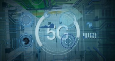Veri merkezinde parlayan 5G holografik göstergeleri olan rafa monte edilmiş sunucular gösteriliyor, devre üstüste. Yüksek teknoloji, bağlantı, dijital, ağ, siber, geleceksel, sunucu