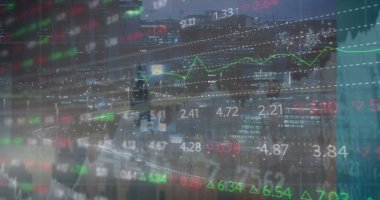 Geceleri şehir otoyollarında parlayan mali veriler, yeşil çizgi grafiği, veri göstergeleri, değerleri. Kentsel, teknoloji, analitik, veri görselleştirme, fütüristik, hesaplamalar, dijital