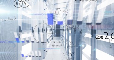 Yüksek teknoloji veri merkezi koridorunda yüzen matematik sembolleriyle çalışan sunucu rafları gösteriliyor. Teknoloji, siber güvenlik, yenilik, mühendislik, dijital, fütüristik, ağ
