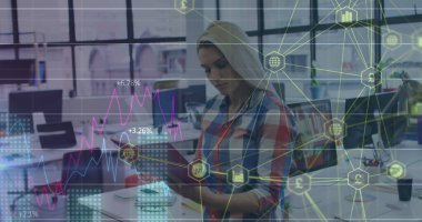 Tablet tutan, kareli gömlek giyen, monitörlü dijital örtüyü analiz eden bir kadın. İş, teknoloji, kullanıcı arayüzü, dijital, çalışma alanı, yenilik, analitik