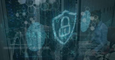 Veri merkezindeki rafların yanındaki tableti inceleyen teknisyen, parmak izi simgeleriyle kalkan simgesini görüyor. Veri güvenliği, siber güvenlik, teknoloji, dijital, girişim, koruma, altyapı