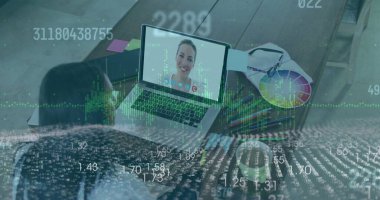 Stüdyoda dizüstü bilgisayarda açık bluz giyen iş arkadaşının verilerini analiz ediyorum. Renk çarkı, veri örtüsü. Çalışma alanı, işbirliği, yaratıcılık, analitik, profesyonel, tasarım, teknoloji