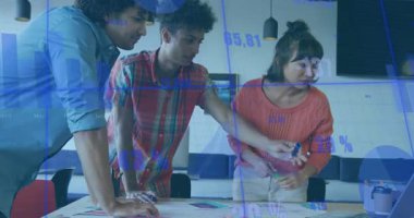 İş arkadaşları eğiliyor, çizelgelerin altını çiziyor iş analizi için canlandırılmış grafikler gibi. İşbirliği, takım çalışması, analitik, veri görselleştirme, modernleşme, profesyonel, beyin fırtınası