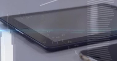 Tablet paneli, akıllı telefon ve kameranın şekil değiştirme çizgisi grafiklerini ağ diyagramlarına kaydırmak için durduruluyor. Teknoloji, veri, yenilik, dijital, analitik, ekran, bağlantı
