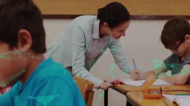 Erkek öğretmenin masa başına eğilip eğitim için yazı yazması ve kız kalemler yazması. Eğitmen, akıl hocalığı, öğrenme, odaklanma, konsantrasyon, sınıf, akademik