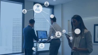 Ekip çizelgeleri analiz ediyor ve düğümler halinde telefonları kaydırıyor. Bu arada teknoloji kaplaması genişliyor. İş, analitik, dijital, bağlantı, teknoloji, işbirliği, modern