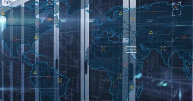 Sunucu rafları üzerinde görüntülenen dünya haritası, canlı ağ etkinliğini gösteren simgeler. Teknoloji, siber güvenlik, veri analizi, dijital altyapı, bulut hesaplama, ağ oluşturma, yenilik