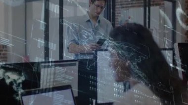 Proje yöneticisi telefon başlatma haritasını kaydırıyor ve geliştiricinin yazma ve gülümseme etrafında kod örtüyor. Teknoloji, yenilik, işbirliği, dijital, çalışma alanı, gelecekçilik, profesyonellik