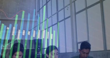 Pencere kenarındaki şeffaf çubuk grafiği, sürücü takımının çizelgeleri incelemesi, iş odasında yazı yazması. Veri görselleştirme, takım çalışması, profesyonel, kurumsal, modern, analitik, işbirliği