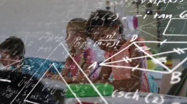 Ekrandan sonra kafasını kaldıran ve sınıfta matematik formülleriyle gülümseyen bir kız. Öğrenciler, eğitim, sınıf, öğrenim, öğrenim, akademik, gençlik