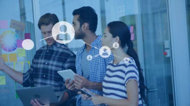 İşletme ekibi notlara ve dinleme cihazlarına işaret ederek, işbirliği için ağ örtüsünü açığa çıkarıyor. İşbirliği, takım çalışması, yenilik, beyin fırtınası, dijital bağlantı, ofis