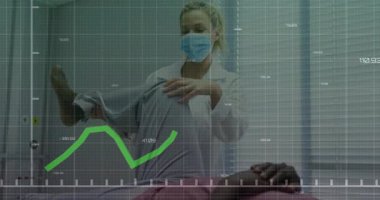 Sağlık çalışanı bacağını kavrıyor ve hareket kabiliyeti için diz bileğini esnetiyor. Grafik yükselip alçalıyor. Tıbbi, rehabilitasyon, biyomekanik, fizyoterapi, analiz, klinik, hareket