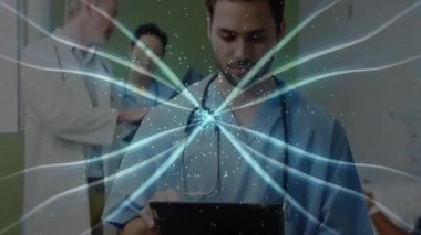 Muayene odasındaki tableti tıklatan hekim hasta verilerini görselleştiren akışlar yapıyor. Tıbbi, teknoloji, sağlık, yenilik, dijital, işbirliği, fütüristik