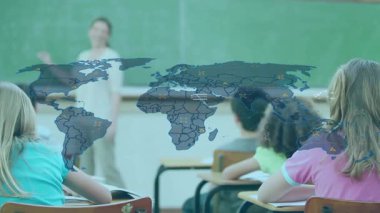 Öğretmen jestleri yapıp dünya haritasını aktifleştirmek coğrafya dersi için sinyal işaretleyicilerle örtüşüyor. Eğitim, öğrenim, sınıf, teknoloji, veri, görselleştirme, işbirliği