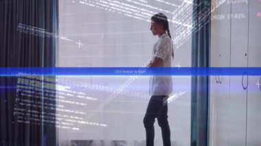 Mavi çubuk çizelgeleri canlandırırken hemşire arayüz etkinleştirmesinden sonra koridorda yürüyor. Sağlık, teknisyen, dijital, veri, teknoloji, profesyonel, tıbbi