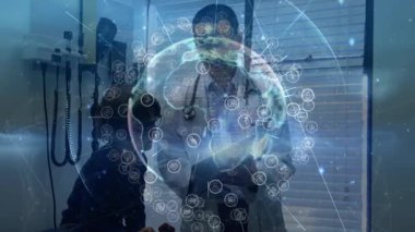 Doktor, veri simgelerinin genişlediği hologram küresi olarak çocuğun kalp atışlarını küresel sağlık verileri için kontrol ediyor. Tıbbi, teknoloji, yenilik, sağlık, dijital, fütüristik, analiz