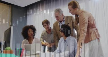 Ekip dizüstü bilgisayar açıyor ve iş toplantılarında finansal verileri animasyon çizelgeleriyle inceliyor. İşbirliği, takım çalışması, şirket, strateji, analitik, profesyonellik, parlaklık