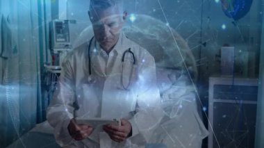 Kıdemli erkek doktor tablet ekranını tıklatıyor ve holografik grafikleri kendine güvenen bir teşhis için kaydırıyor. Tıbbi, sağlık, teknoloji, dijital, yenilik, analiz, profesyonel