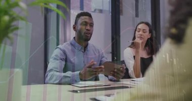 Tabletteki iş verilerini sunan adam, meslektaşının yanında görünmeyen partnerle tokalaşarak sona eriyor. İşbirliği, profesyonellik, takım çalışması, modernlik, iş adamları, ağ oluşturma, strateji