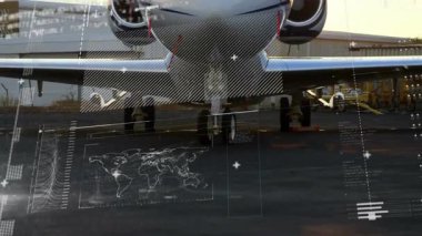 Jet burnunun üzerinde titreşen ızgara çizgileri UI taramasına başlıyor, uçak gövdesini tarıyor, kamera yakınlaşırken verileri gösteriyor. Uzay, teknoloji, fütüristik, yenilik, uçak, dijital, analiz