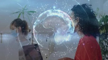 Beyaz bluzlu kadın ahizeyi kaldırıyor iş arkadaşını arıyor dijital dünyanın altında dizüstü bilgisayarı yazıyor. İşbirliği, bağlantı, takım çalışması, dijital, modern, iletişim, üretkenlik